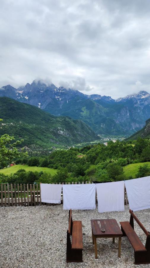 Bujtina Carku Hotel Theth Buitenkant foto