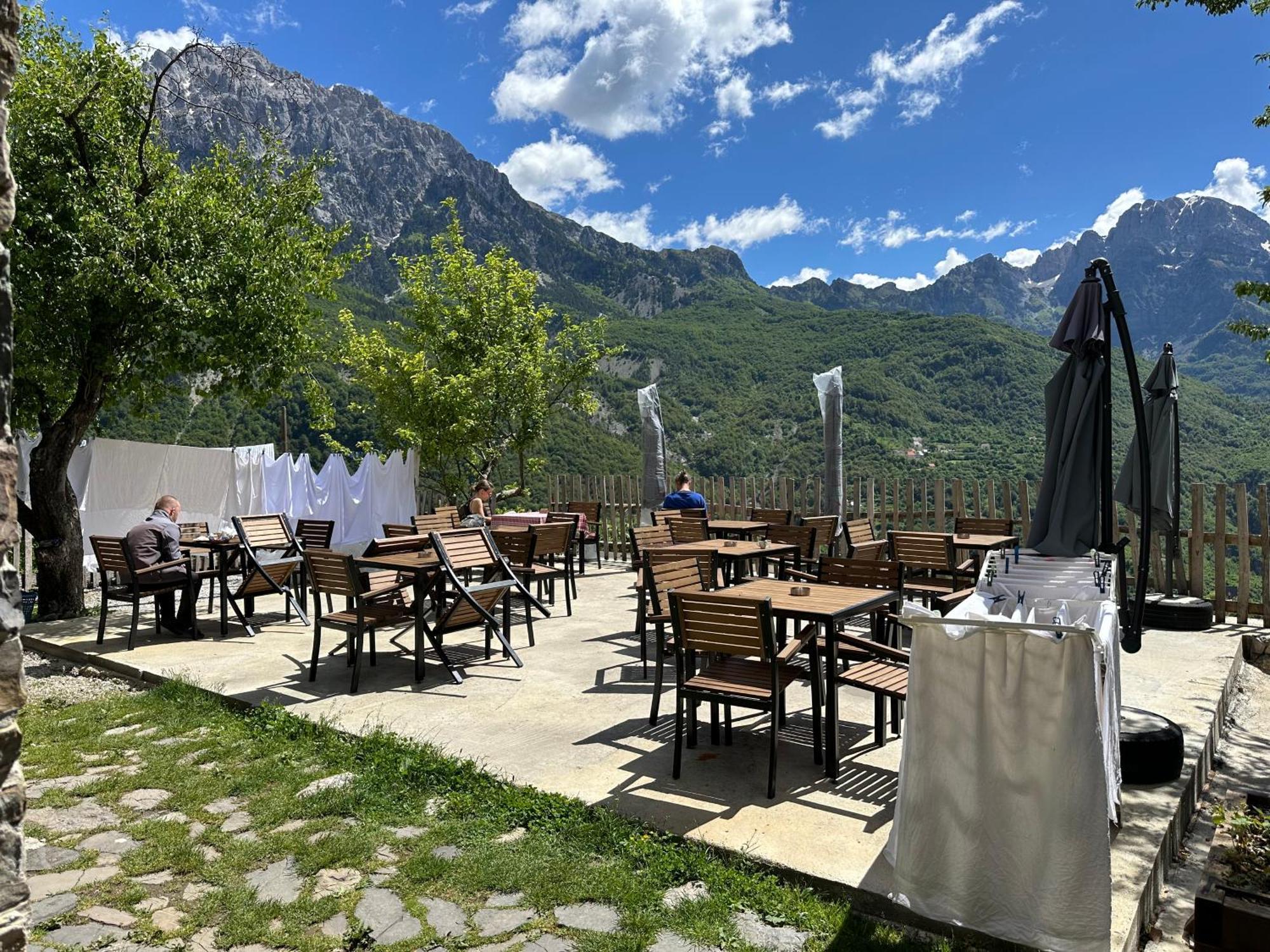 Bujtina Carku Hotel Theth Buitenkant foto