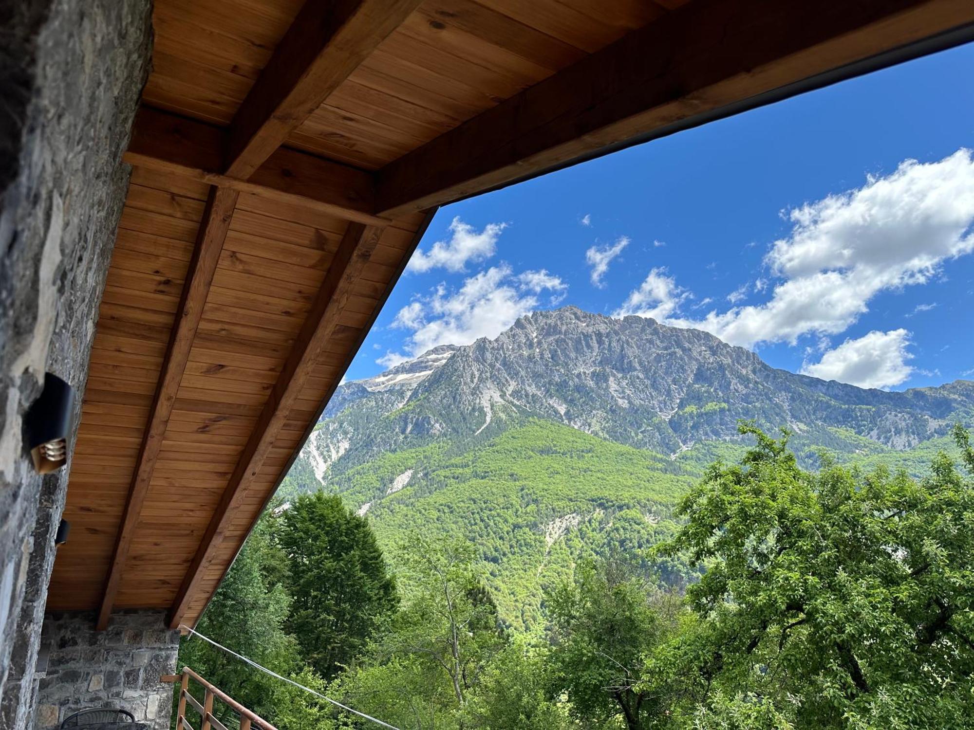 Bujtina Carku Hotel Theth Buitenkant foto