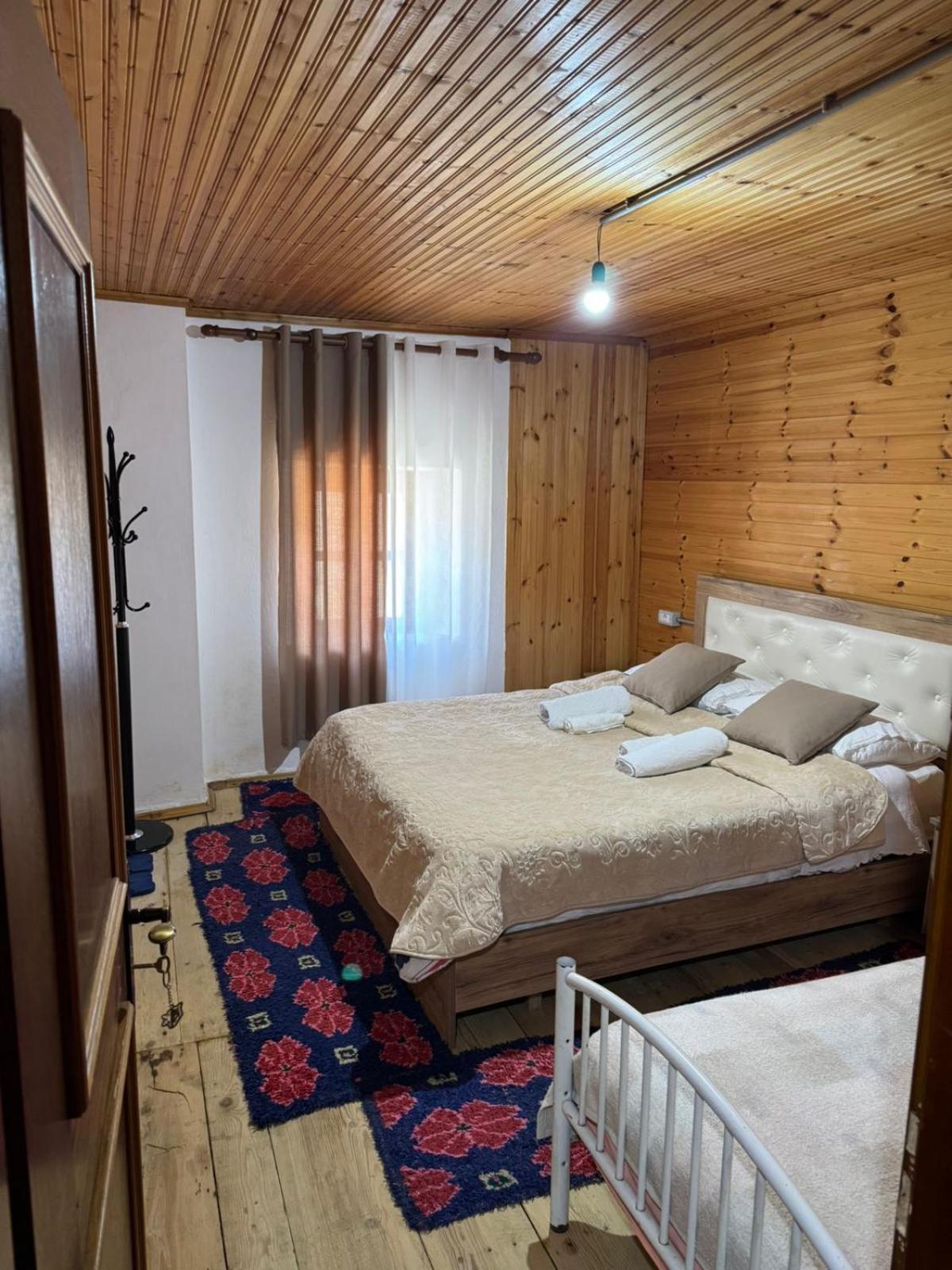 Bujtina Carku Hotel Theth Buitenkant foto